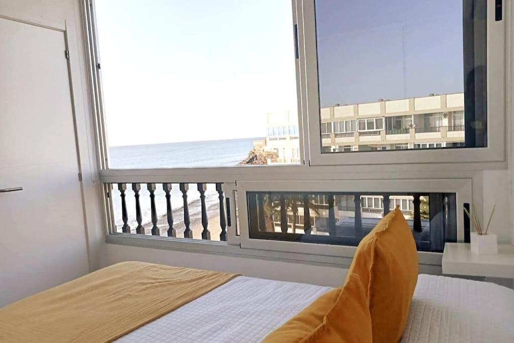 Newly Refurbished Beachfront Apartment. Appartement *